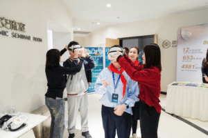 TCI则以新颖的VR形式，带领现场师生“亲临”集团实验室